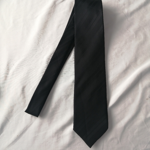 3 Tie Bundle 100% Silk Men's Ties Calvin Klein and Protocol Black, Silver, Blue - Picture 8 of 15